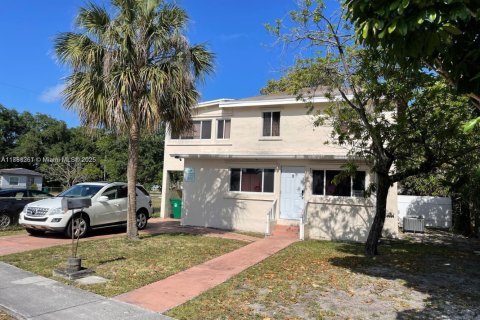 Casa en venta en Dania Beach, Florida, 6 dormitorios, 176.7 m2 № 1942258 - foto 2