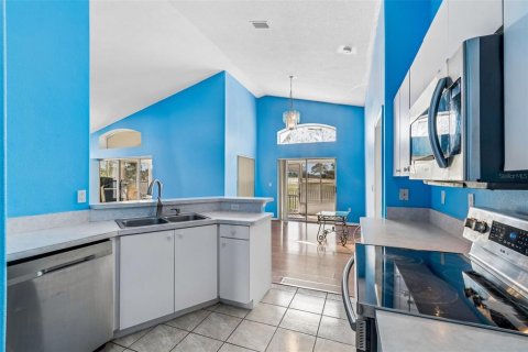 House in Port Richey, Florida 3 bedrooms, 171.13 sq.m. № 2141965 - photo 6