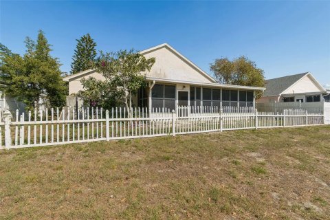 House in Port Richey, Florida 3 bedrooms, 171.13 sq.m. № 2141965 - photo 21