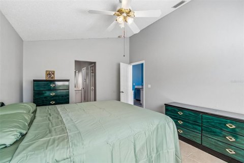 House in Port Richey, Florida 3 bedrooms, 171.13 sq.m. № 2141965 - photo 10