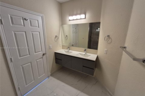 Townhouse in Doral, Florida 4 bedrooms, 175.96 sq.m. № 1804230 - photo 22