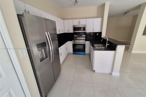 Townhouse in Doral, Florida 4 bedrooms, 175.96 sq.m. № 1804230 - photo 7