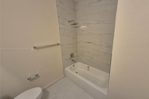 Townhouse in Doral, Florida 4 bedrooms, 175.96 sq.m. № 1804230 - photo 17