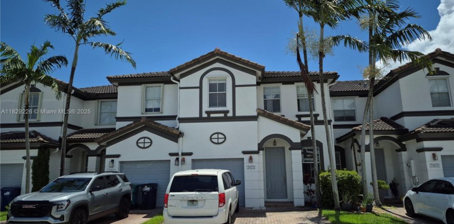 Townhouse in Doral, Florida 4 bedrooms, 175.96 sq.m. № 1804230