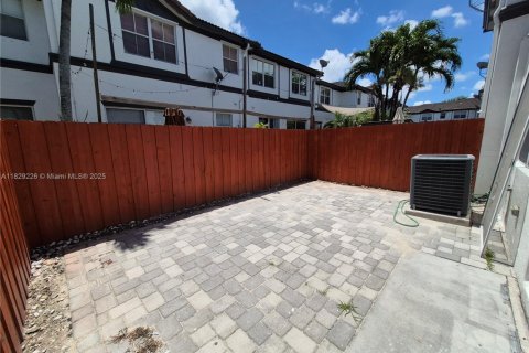 Townhouse in Doral, Florida 4 bedrooms, 175.96 sq.m. № 1804230 - photo 11