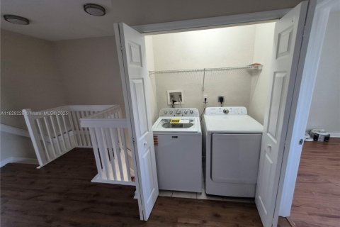 Townhouse in Doral, Florida 4 bedrooms, 175.96 sq.m. № 1804230 - photo 14