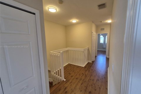 Townhouse in Doral, Florida 4 bedrooms, 175.96 sq.m. № 1804230 - photo 13