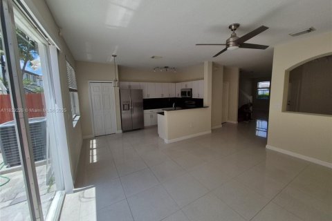 Townhouse in Doral, Florida 4 bedrooms, 175.96 sq.m. № 1804230 - photo 5