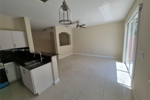 Townhouse in Doral, Florida 4 bedrooms, 175.96 sq.m. № 1804230 - photo 8