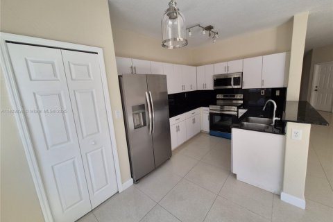 Townhouse in Doral, Florida 4 bedrooms, 175.96 sq.m. № 1804230 - photo 6