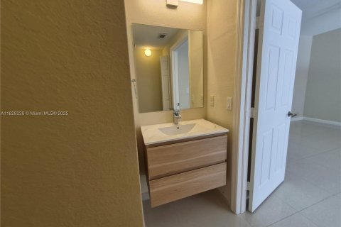 Townhouse in Doral, Florida 4 bedrooms, 175.96 sq.m. № 1804230 - photo 10
