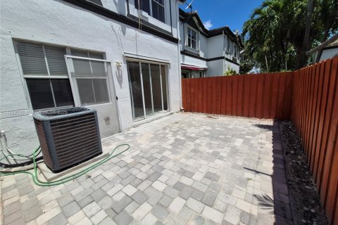 Townhouse in Doral, Florida 4 bedrooms, 175.96 sq.m. № 1804230 - photo 12