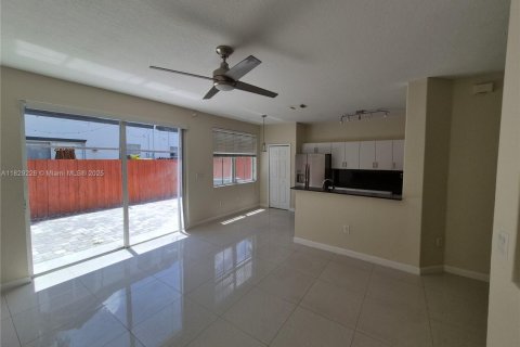 Townhouse in Doral, Florida 4 bedrooms, 175.96 sq.m. № 1804230 - photo 4