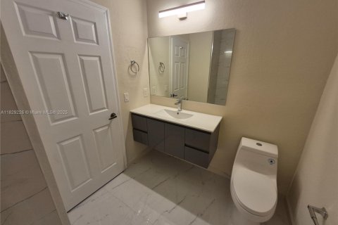 Townhouse in Doral, Florida 4 bedrooms, 175.96 sq.m. № 1804230 - photo 16