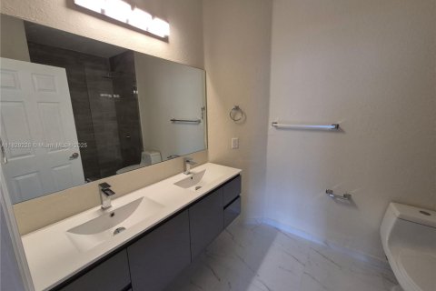 Townhouse in Doral, Florida 4 bedrooms, 175.96 sq.m. № 1804230 - photo 21
