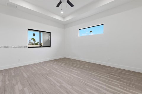 House in Cape Coral, Florida 4 bedrooms № 1761806 - photo 5