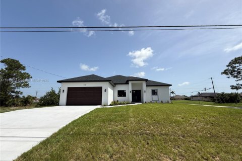 House in Cape Coral, Florida 4 bedrooms № 1761806 - photo 1