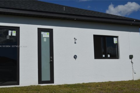 Casa en venta en Cape Coral, Florida, 4 dormitorios № 1761806 - foto 27