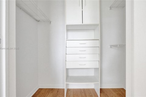 Condominio en venta en Pembroke Pines, Florida, 2 dormitorios, 108.7 m2 № 1957910 - foto 13