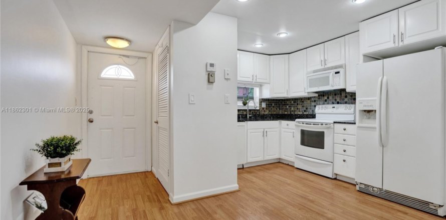 Condominio en Pembroke Pines, Florida, 2 dormitorios  № 1957910