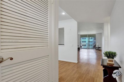 Condominio en venta en Pembroke Pines, Florida, 2 dormitorios, 108.7 m2 № 1957910 - foto 2