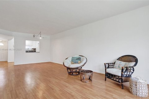 Condominio en venta en Pembroke Pines, Florida, 2 dormitorios, 108.7 m2 № 1957910 - foto 9