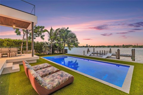 House in Miami Beach, Florida 4 bedrooms, 364.46 sq.m. № 1982657 - photo 22