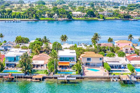 House in Miami Beach, Florida 4 bedrooms, 364.46 sq.m. № 1982657 - photo 11