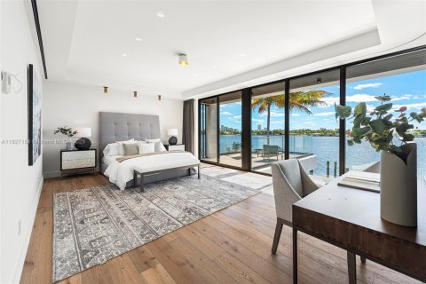 House in Miami Beach, Florida 4 bedrooms, 364.46 sq.m. № 1982657 - photo 17