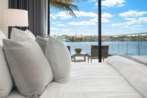 House in Miami Beach, Florida 4 bedrooms, 364.46 sq.m. № 1982657 - photo 18