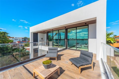 House in Miami Beach, Florida 4 bedrooms, 364.46 sq.m. № 1982657 - photo 23