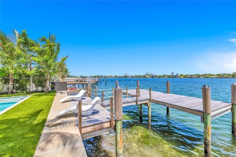 House in Miami Beach, Florida 4 bedrooms, 364.46 sq.m. № 1982657 - photo 12