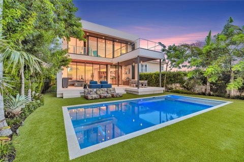 House in Miami Beach, Florida 4 bedrooms, 364.46 sq.m. № 1982657 - photo 4