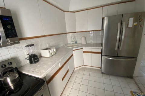 Снять в аренду кондоминиум в Серфсайд, Флорида 2 спальни, 116.03м2, № 1989946 - фото 13