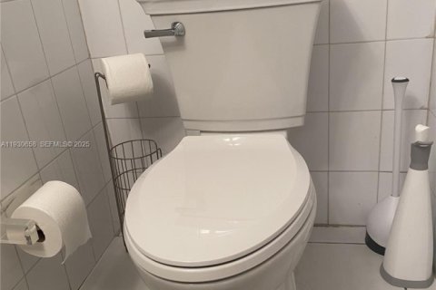 Снять в аренду кондоминиум в Серфсайд, Флорида 2 спальни, 116.03м2, № 1989946 - фото 17