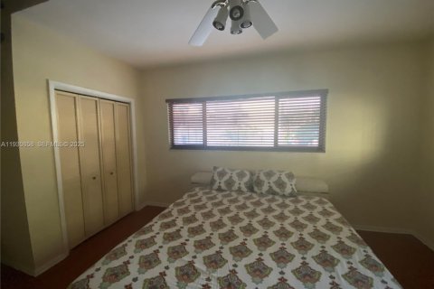 Снять в аренду кондоминиум в Серфсайд, Флорида 2 спальни, 116.03м2, № 1989946 - фото 3