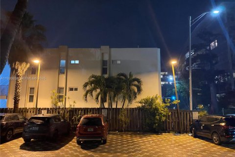 Снять в аренду кондоминиум в Серфсайд, Флорида 2 спальни, 116.03м2, № 1989946 - фото 23