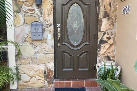 Снять в аренду кондоминиум в Серфсайд, Флорида 2 спальни, 116.03м2, № 1989946 - фото 1