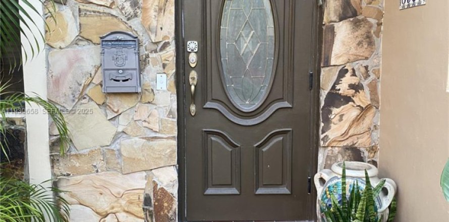 Кондоминиум с 2 спальнями в Серфсайд, Флорида № 1989946