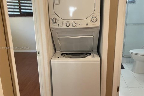 Снять в аренду кондоминиум в Серфсайд, Флорида 2 спальни, 116.03м2, № 1989946 - фото 21