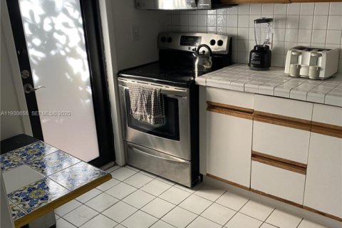 Снять в аренду кондоминиум в Серфсайд, Флорида 2 спальни, 116.03м2, № 1989946 - фото 4