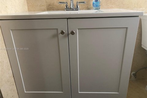 Снять в аренду кондоминиум в Серфсайд, Флорида 2 спальни, 116.03м2, № 1989946 - фото 9