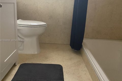 Снять в аренду кондоминиум в Серфсайд, Флорида 2 спальни, 116.03м2, № 1989946 - фото 11