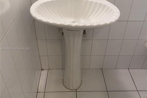 Снять в аренду кондоминиум в Серфсайд, Флорида 2 спальни, 116.03м2, № 1989946 - фото 18