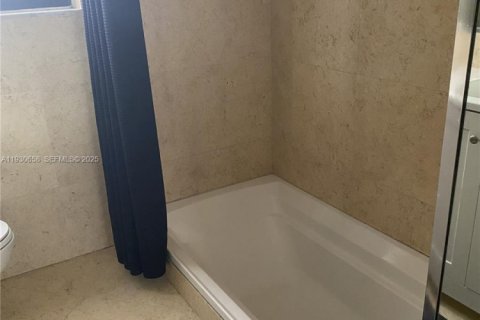 Снять в аренду кондоминиум в Серфсайд, Флорида 2 спальни, 116.03м2, № 1989946 - фото 5