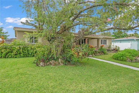 House in Cutler Bay, Florida 4 bedrooms, 138.15 sq.m. № 1840749 - photo 3