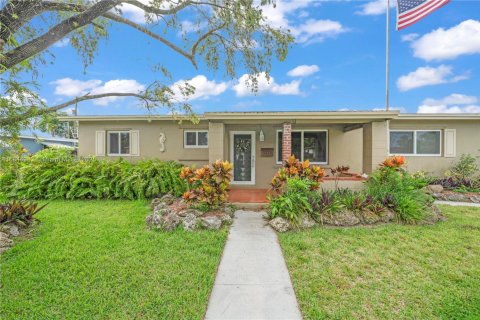 House in Cutler Bay, Florida 4 bedrooms, 138.15 sq.m. № 1840749 - photo 1