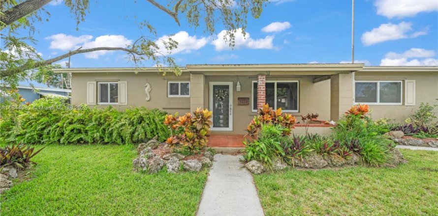 House in Cutler Bay, Florida 4 bedrooms, 138.15 sq.m. № 1840749