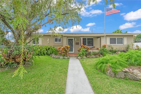 House in Cutler Bay, Florida 4 bedrooms, 138.15 sq.m. № 1840749 - photo 2