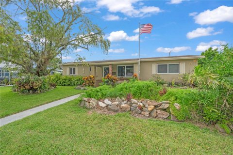 House in Cutler Bay, Florida 4 bedrooms, 138.15 sq.m. № 1840749 - photo 4